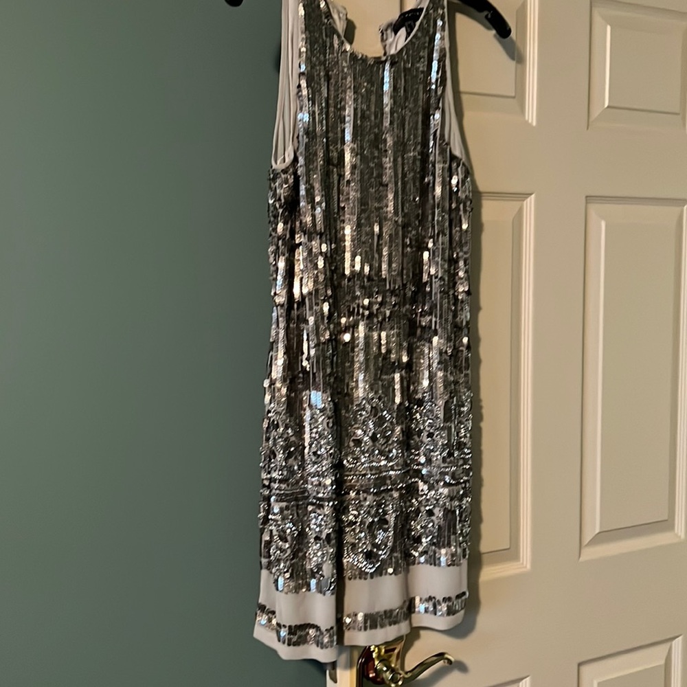This is a beautiful party dress. It’s fun and flattering dress.